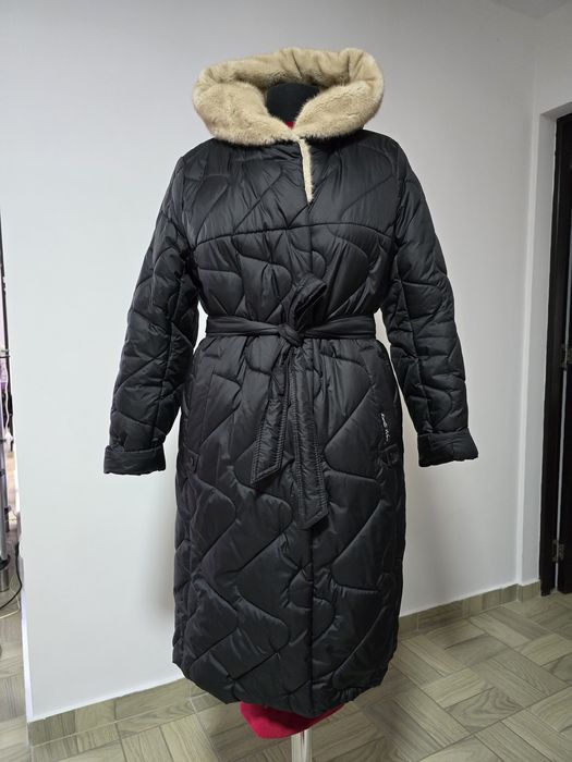 Geaca lunga, guler somptuos din blana , cordon propriu