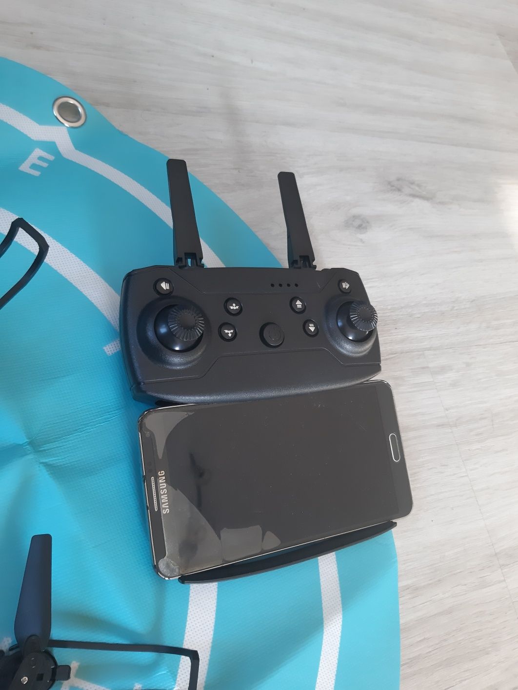Drona cu cameră foto video nouă sigilată cu borseta si accesorii