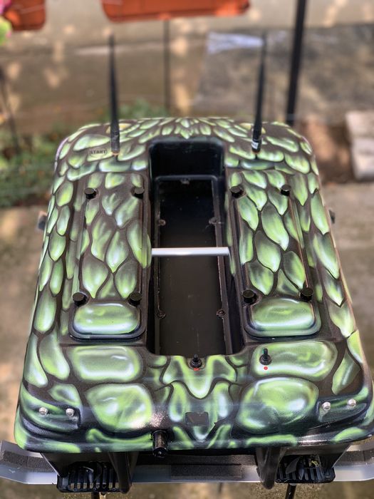 лодка за захранка Carp Madness XXL с GPS, автопилот и вграден сонар