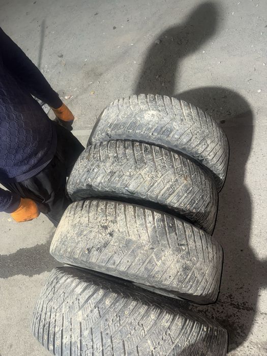 Продам комплект зимней резины 265/70R16 Gudiyer