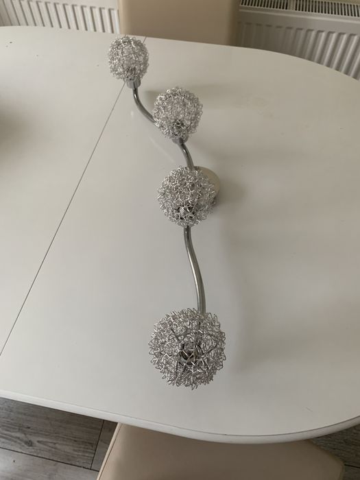 Lustra tavan eleganta