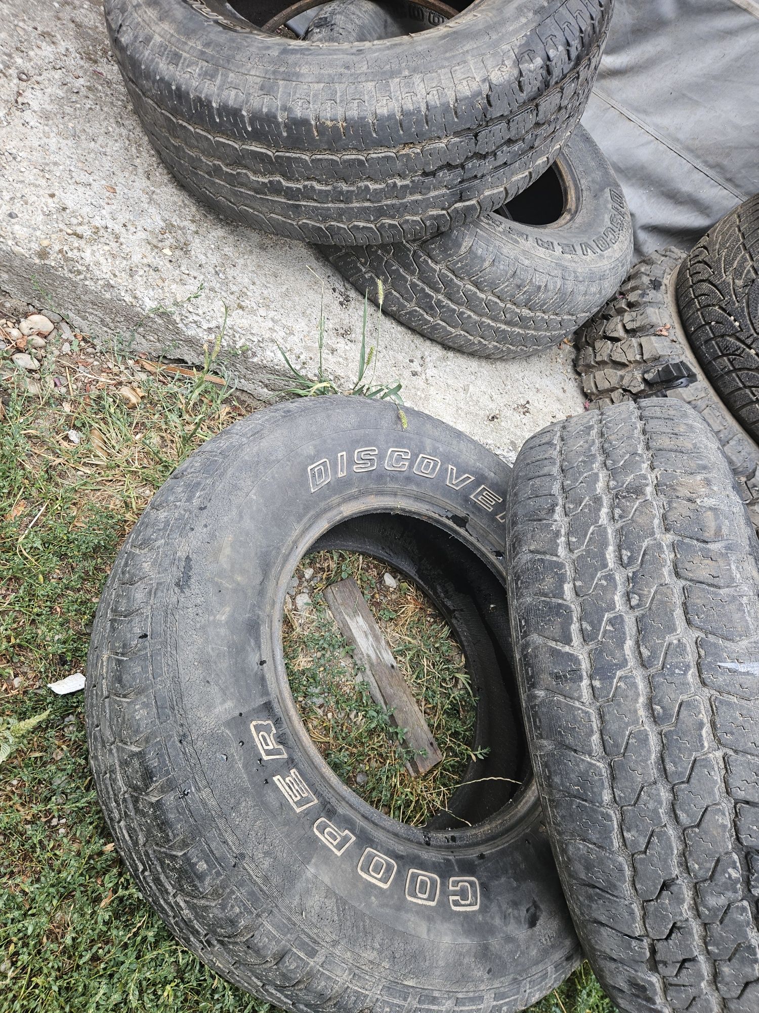 Anvelope 235/75/15 cauciucuri 235x75x15 uzate si crapate si imbatranit