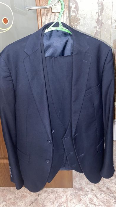 Темно синий костюм тройка