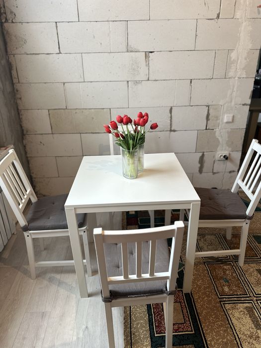 Срочно продается стол и стулья в отличном состояние!