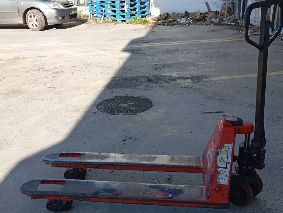 Палетна количка с кантар