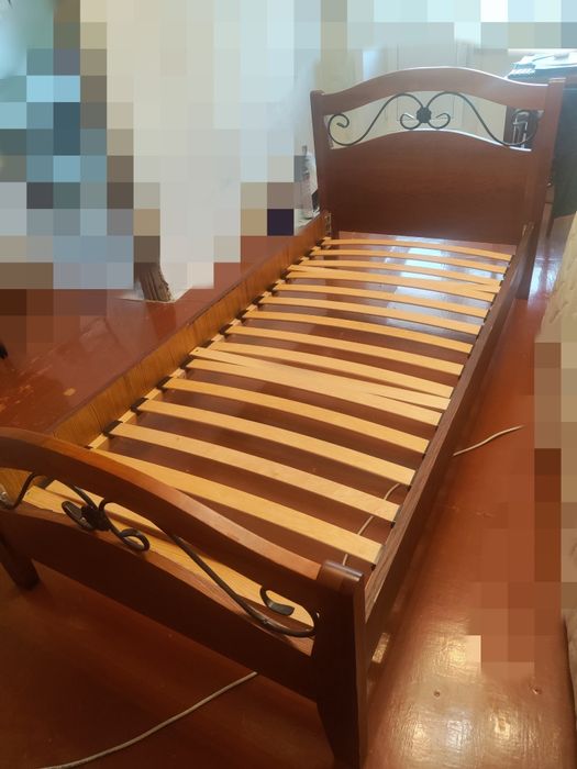 Кровать 1-спальная б/у. Спальное место 90*195. Габариты 100*205.