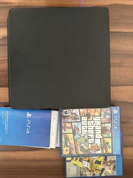 PlayStation 4 slim + 2 оригинални контролера + зарядна стойка + 2 игри