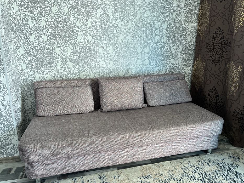 Диван раскладной с подушками+ковер