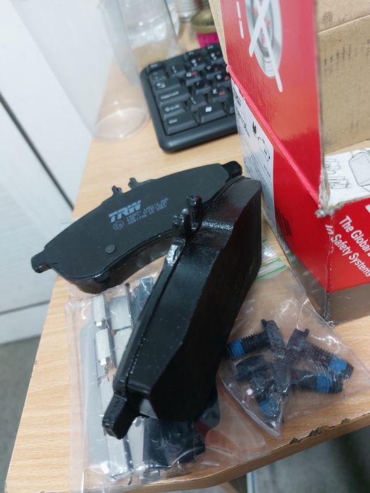 Чисто нови накладки TRW