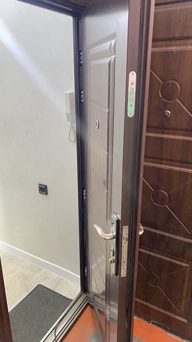 Продам входную дверь