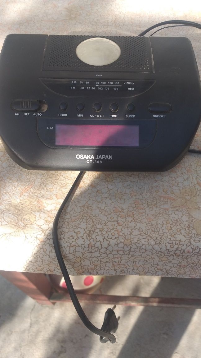 Aparat radio cu ceas