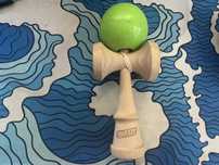 Kendama Sweets Solid Green + 1 Kendama, 1 Pill cadou