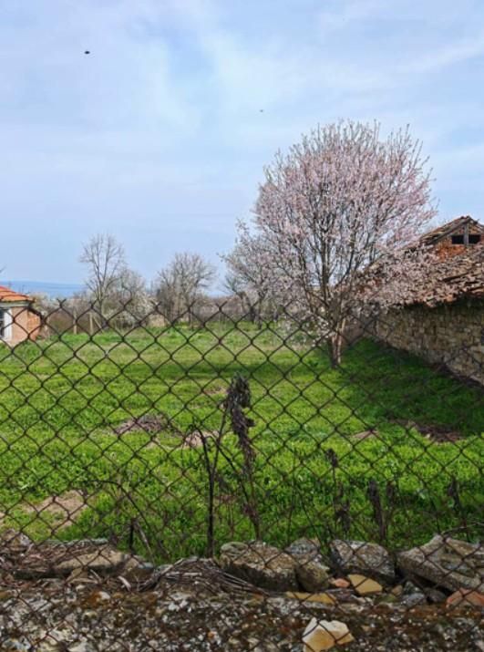 Къща с двор в с. Искра