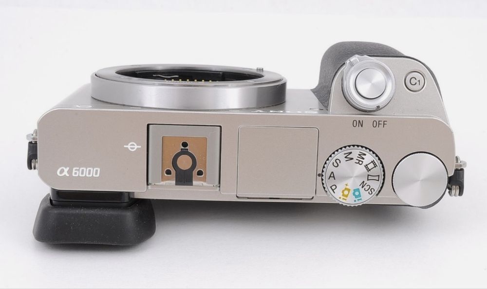 Продаю Sony A6000 без объектива