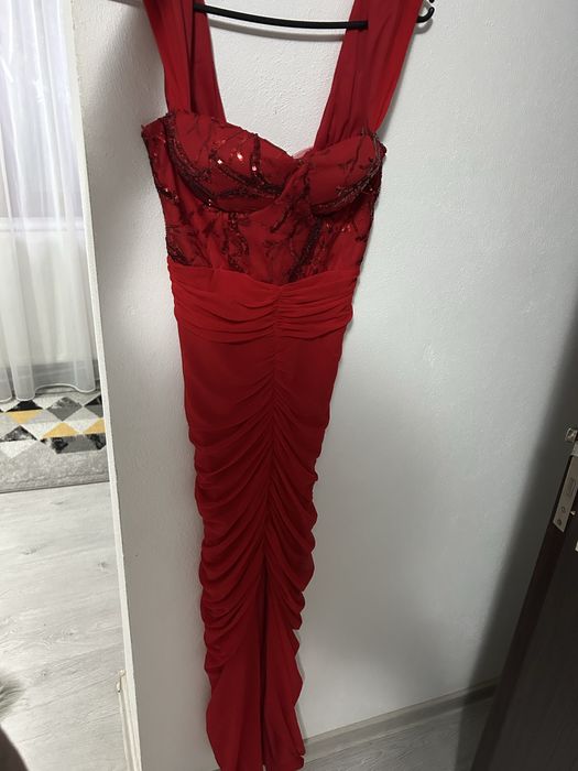 rochie rosie pe corp lunga