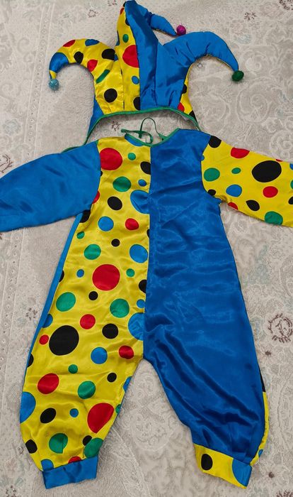 Жаңа жылдық киім сатылады.