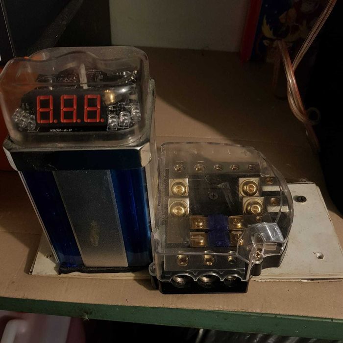 Condensator auto 6.0 Farazi cu voltmetru digital + bloc distribuție