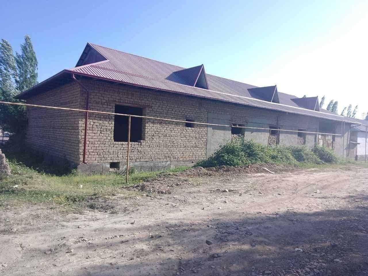 Срочно сотилади участка
8 сотик хозирда  шкатурка килинган аква куйилг