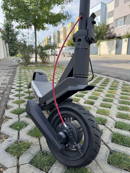 Trotineta electrica Navee S40, 381 km, aprilie 2025, garantie Flanco