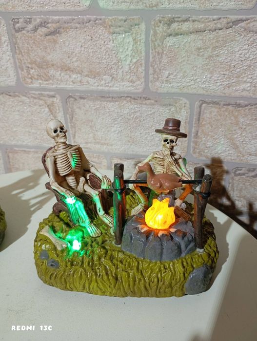 Светещи скелети статуетки