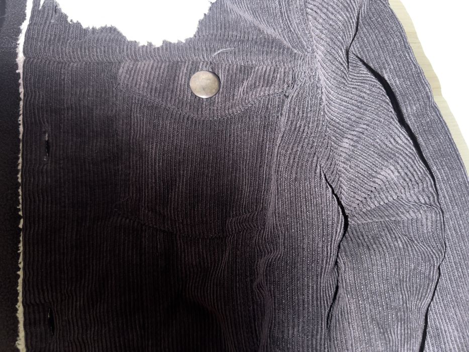 Продается осенняя куртка на мальчика 7-8 лет.