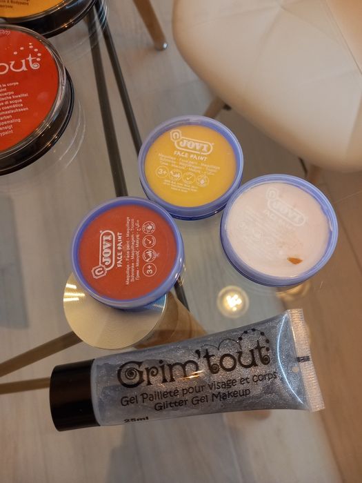 Vopsea + pensule pictat pe piele