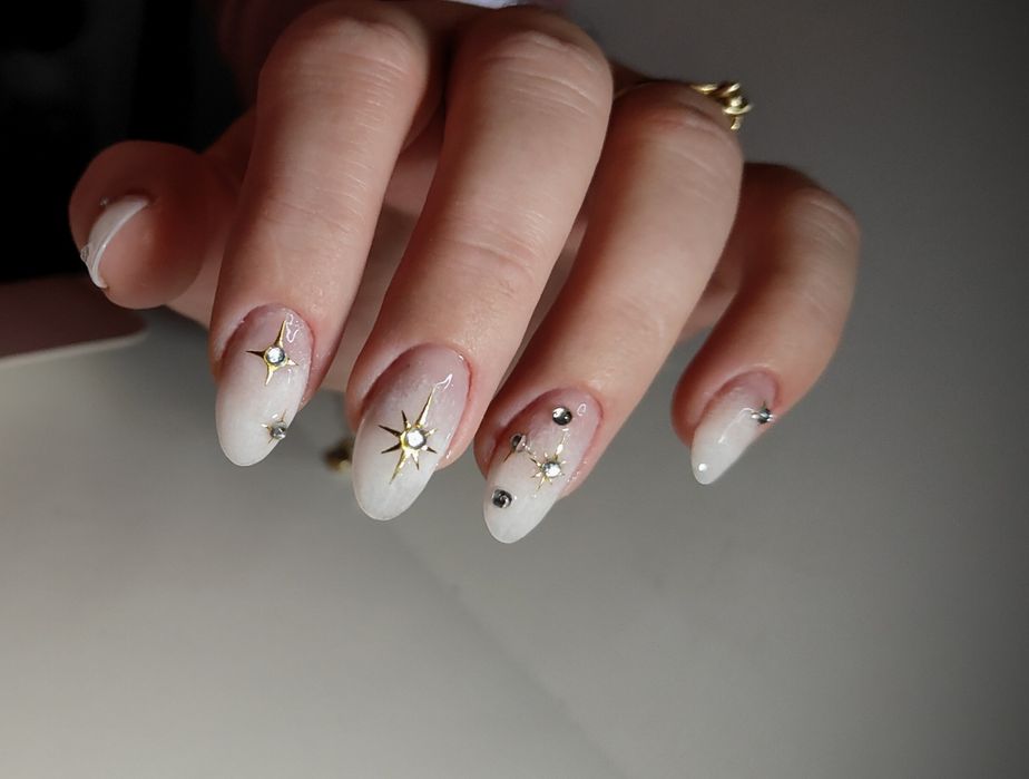 Ofer servicii de manichiura cu gel