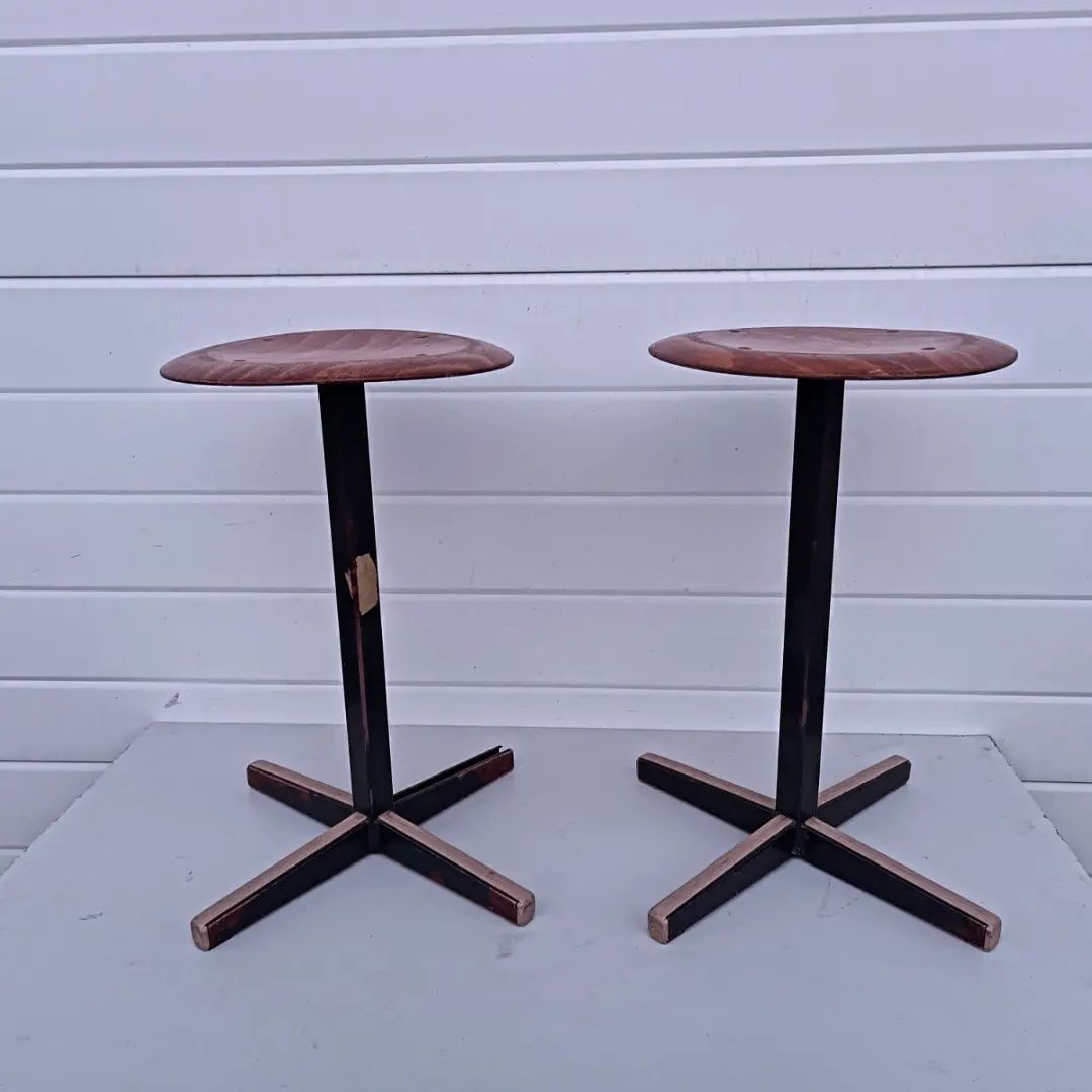Винтидж индустриални табуретки с метална основа и дървена седалка
Цена