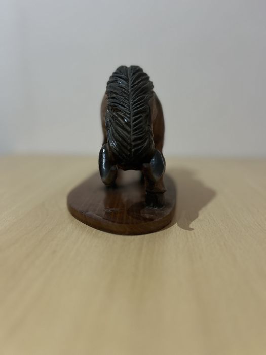 Taur - sculptat in lemn