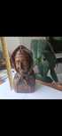 Sculptura de lemn , femeie cu batic .