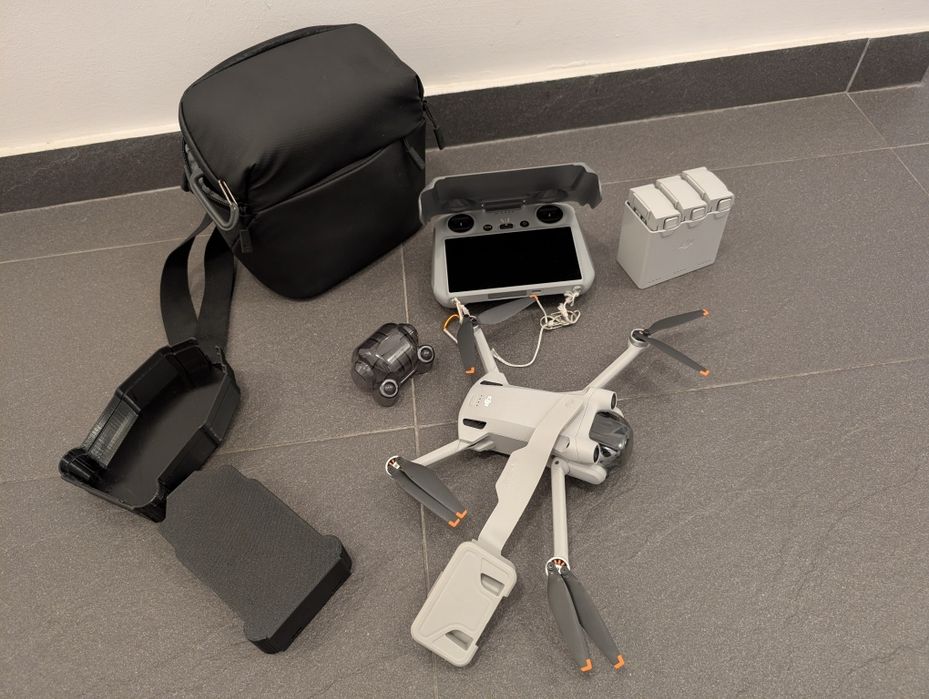 DJI Mini 3 Pro с дистанционно DJI RC (с вграден дисплей) и fly more