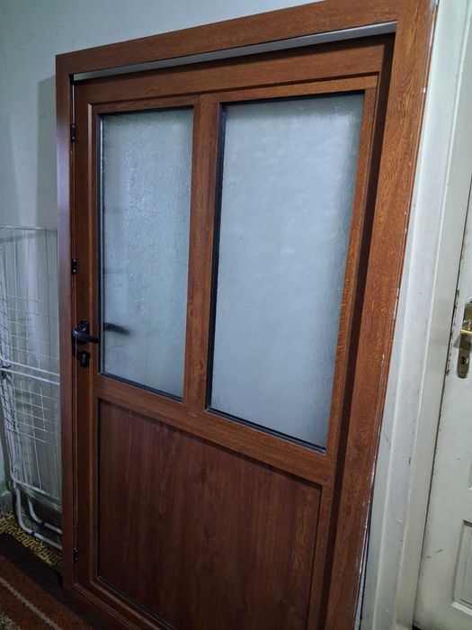 Алуминиева врата с рамка – Златен Дъб, армирано стъкло