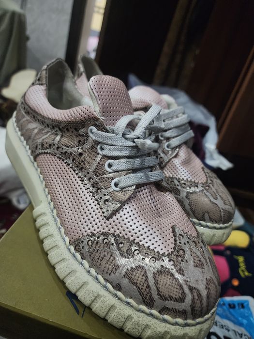 9 ta oyoq kiyim, 2 ta kashelok, 1 ta sumka.Hammasi 500 ming Razmer38