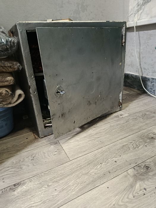 Продается железный Сейф