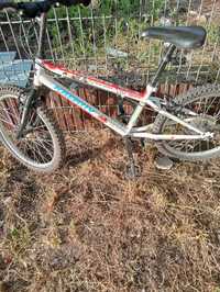 Vând urgent bicicleta .carucior 3in 1 preț 250 de lei indiferent