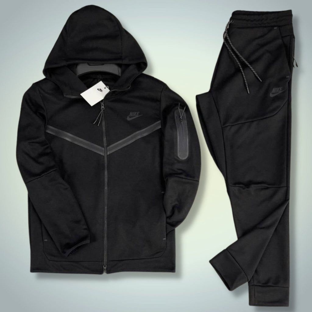 Vând compleu Nike tech fleece negru mărime xs