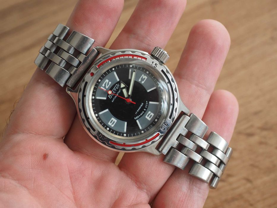 Ceas mecanic sovietic Vostok, rezist. la apă 200m, antișoc, funcțional