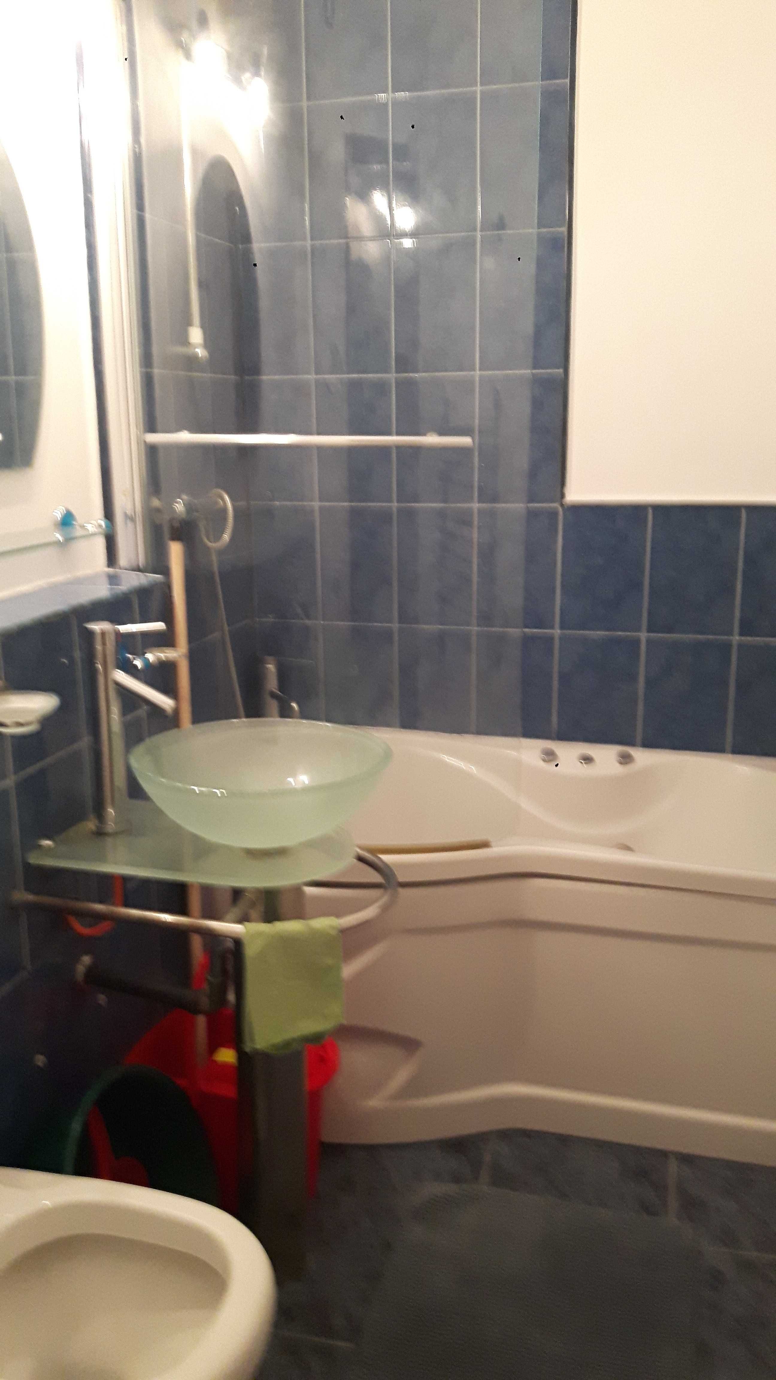 Inchiriez apartament cu doua camere, in centru, pe str. Mihai Eminescu