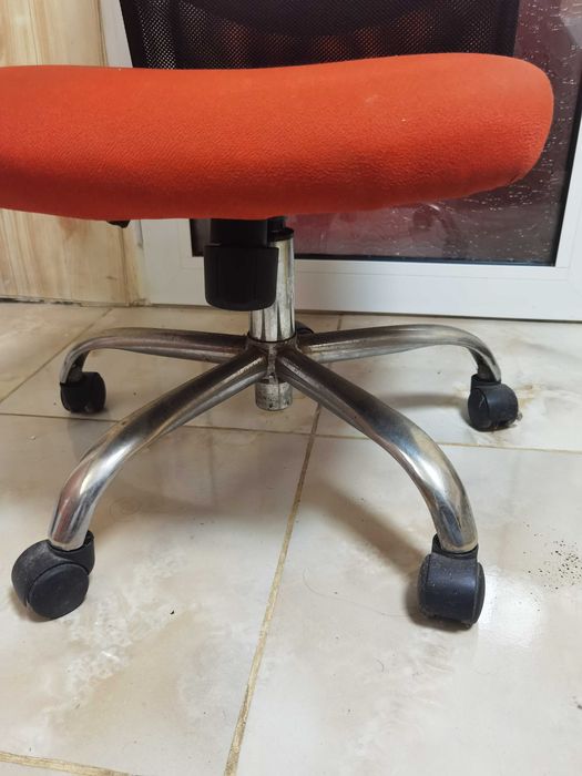 Продавам въртящ стол употребяван