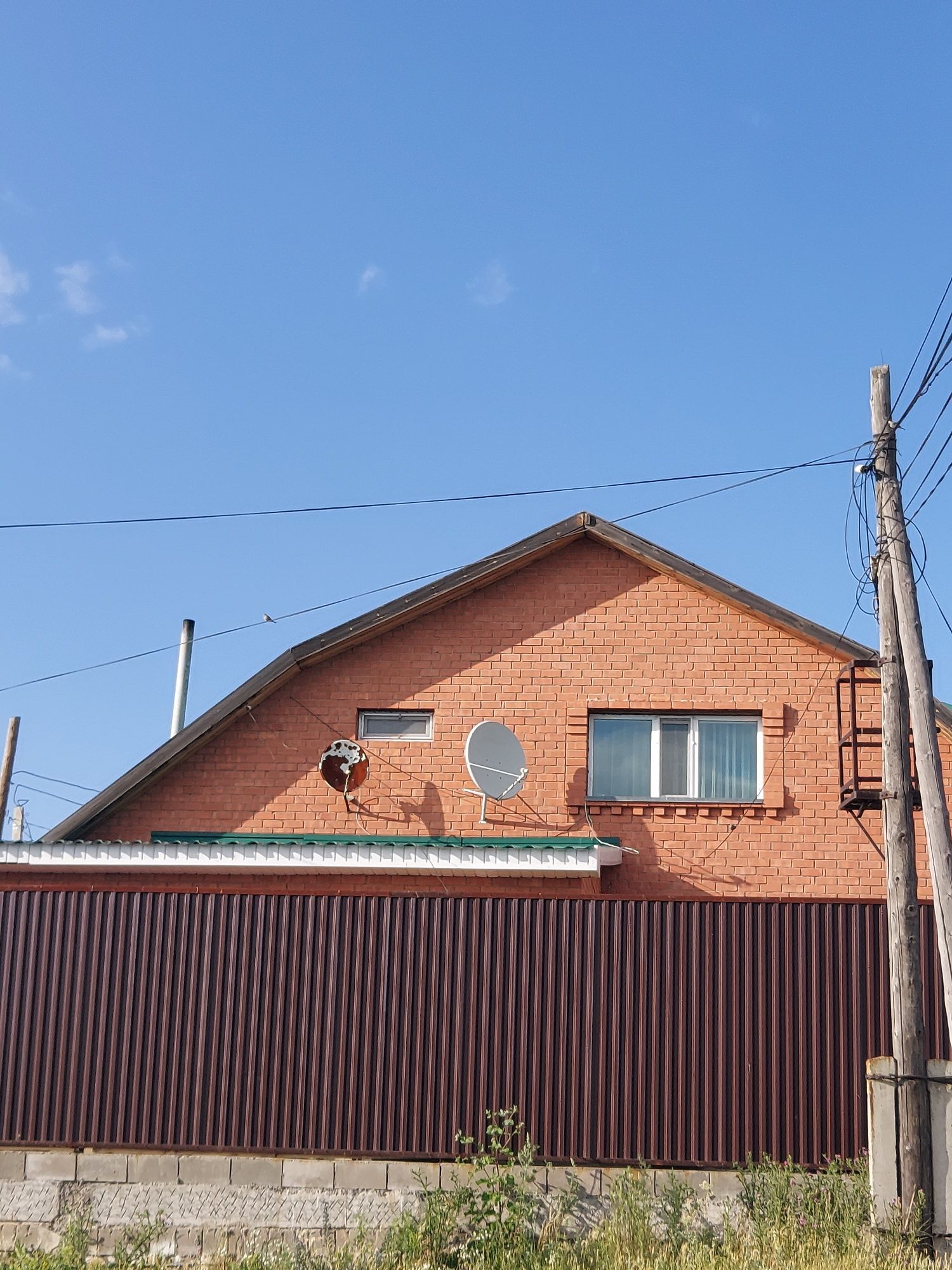 Продам коттедж 2 уровня.Рядом лес и горы 100 метров от дома.