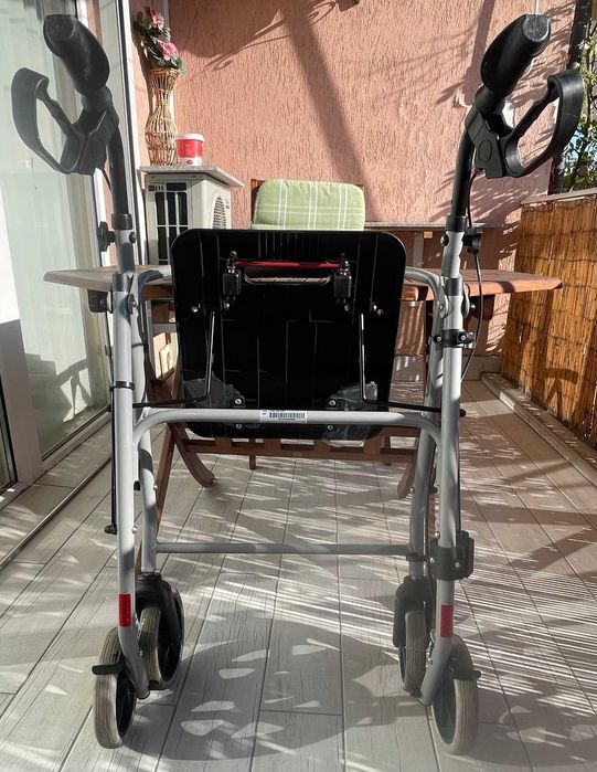 Продавам количка-проходилка възрастни хора,