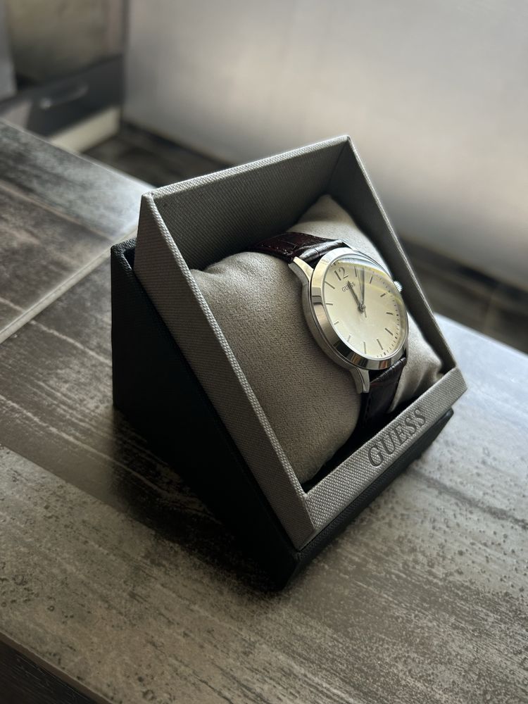 Часовник Guess.