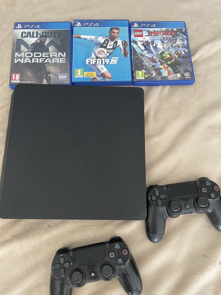 PlayStation 4 cu 2 manete și 3 jocuri
