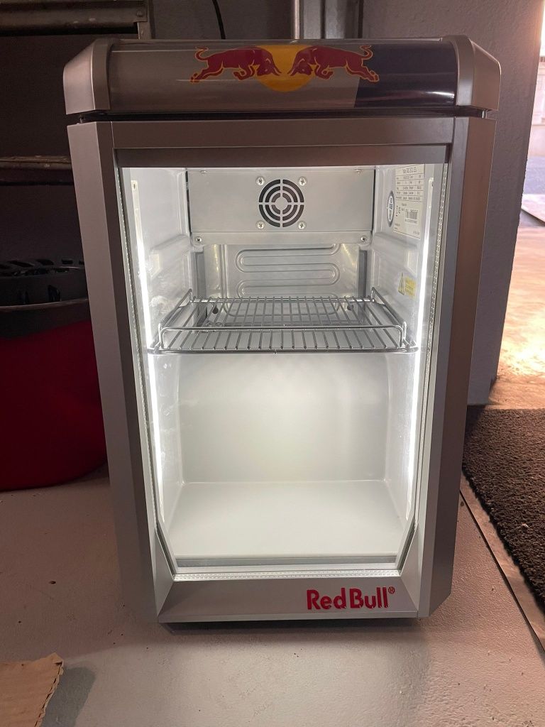 Mini frigider Red Bull