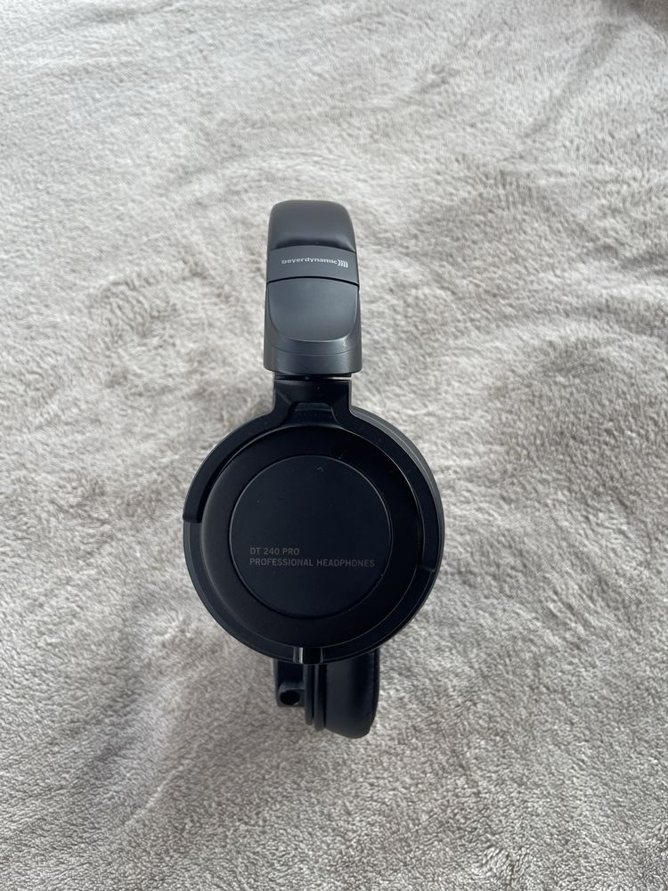 Слушалки Beyerdynamic DT 240 pro. Професионални студио слушалки