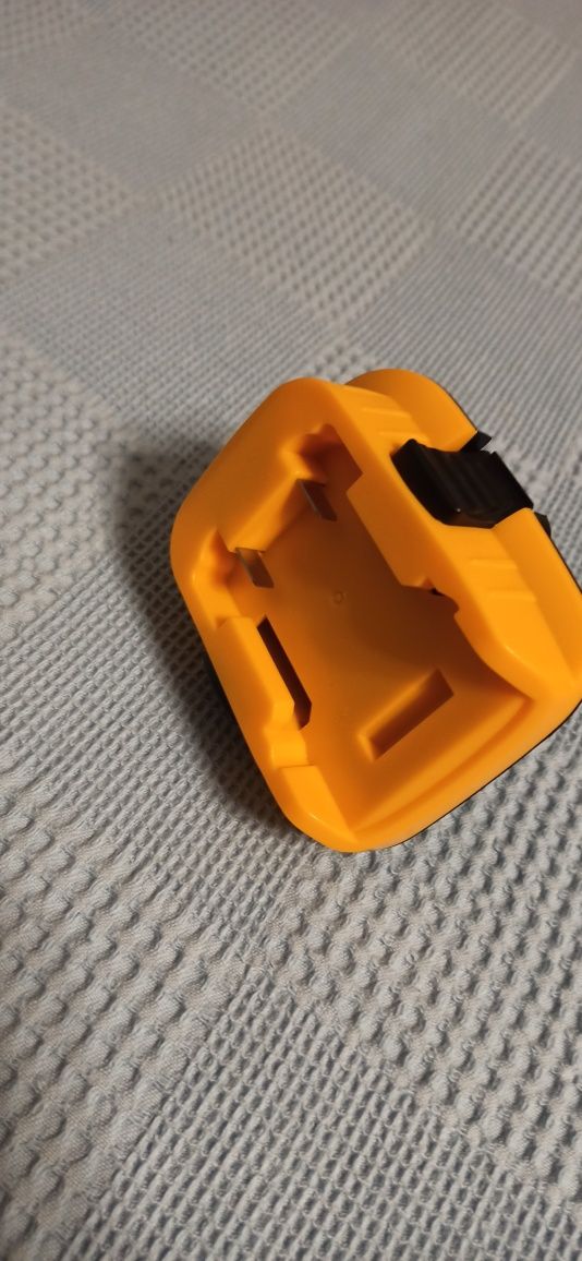 Adaptor Dewalt de la sanie la cel clasic