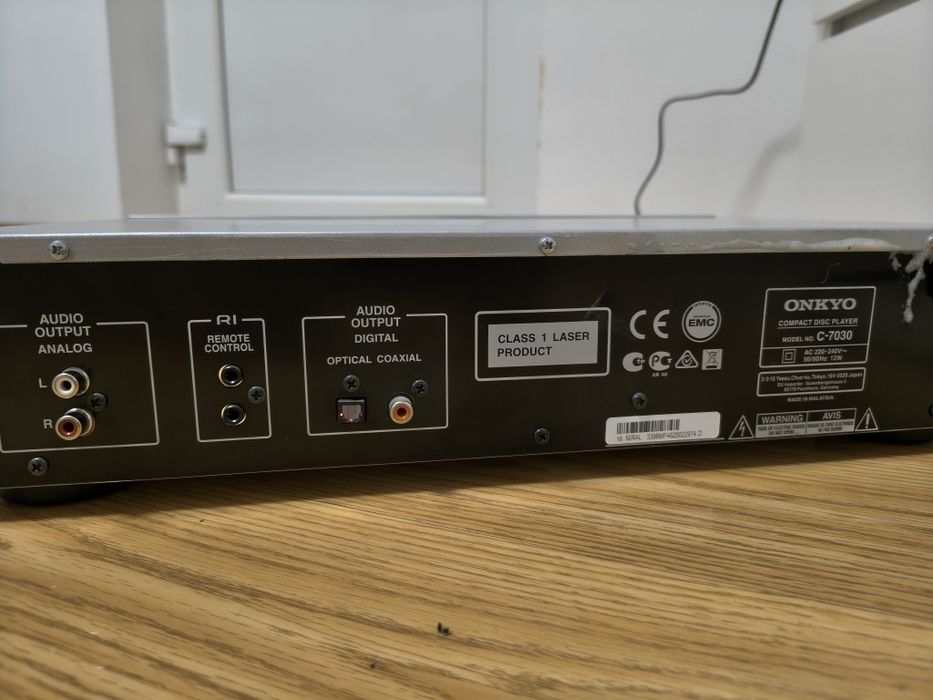 De vinzare CD player Onkyo C7030 .