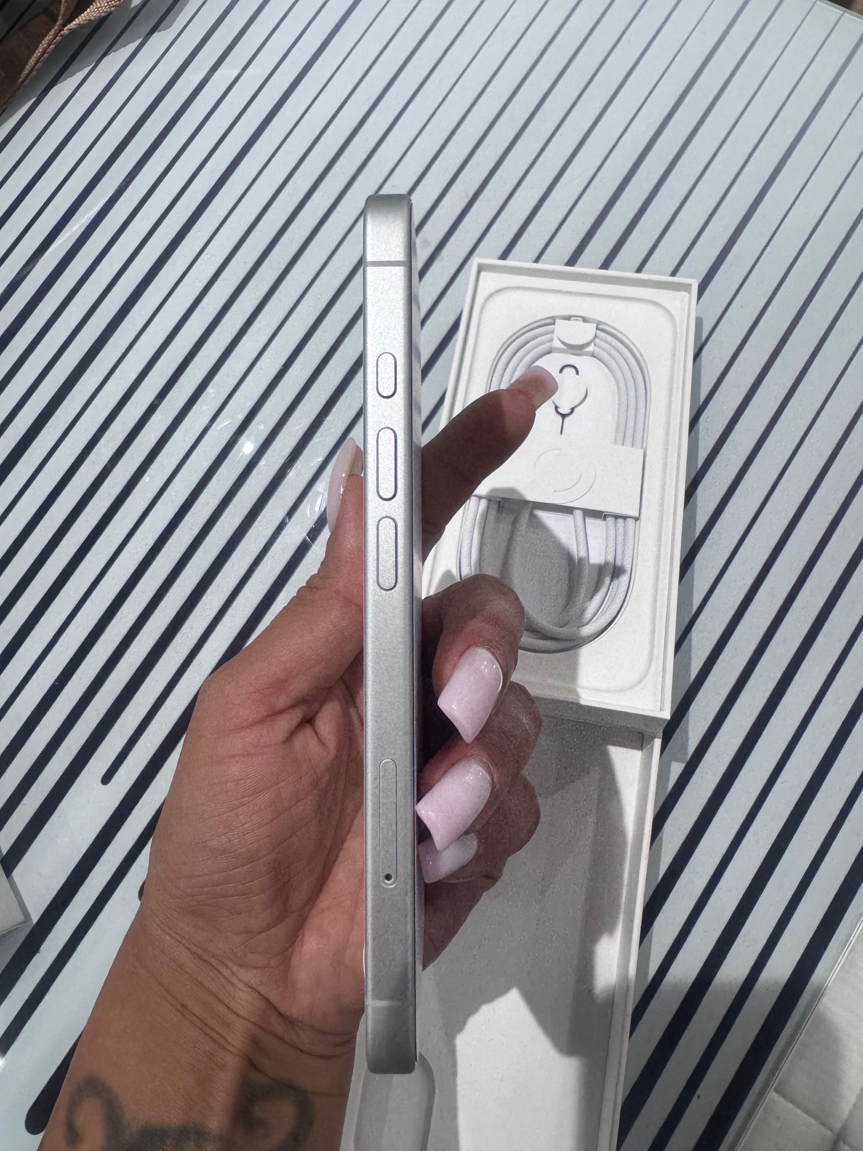Iphone 16 white чисто нов