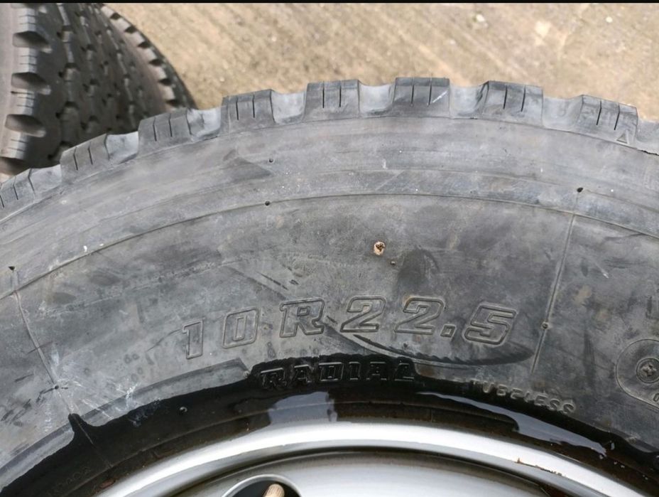 Vând roți 10R22.5 cu 8 găuri