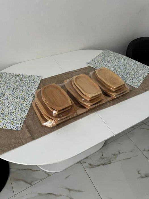 Set 13 piese din lemn ( platou mare si 12 farfurii )